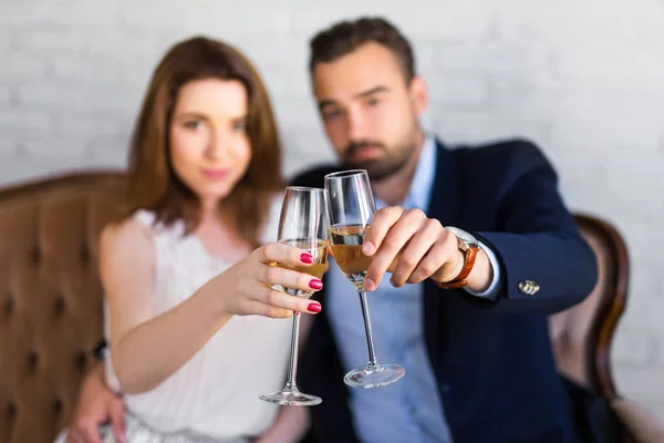 Feliz Hermosa Pareja Con Copas Champán Restaurante — Foto de Stock