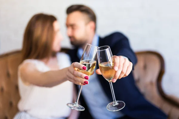 Relation Och Jubileumskoncept Ungt Par Med Champagneglas — Stockfoto