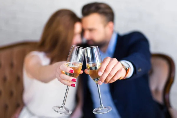 Feliz Pareja Joven Con Copas Champán Sentado Restaurante — Foto de Stock