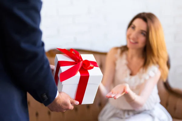 Concepto Vacaciones Hombre Dando Caja Regalo Novia Esposa Sorprendida —  Fotos de Stock