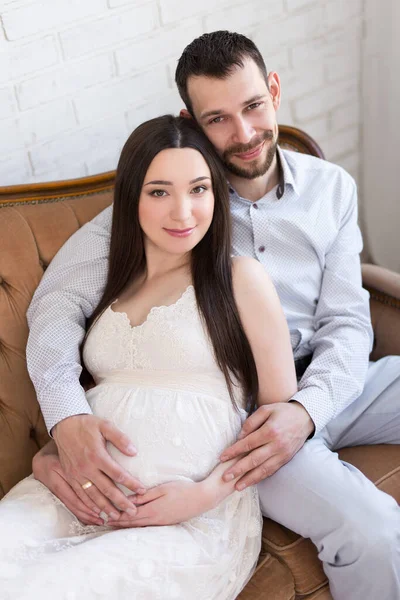 Retrato Jovem Bela Grávida Casal Sentado Sofá Casa — Fotografia de Stock