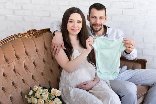 Aile Aşk Konsepti Bebek Elbiseli Güzel Hamile Bir Çiftin Portresi — Stok fotoğraf