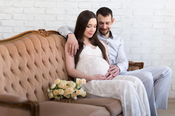 Concepto Familia Amor Retrato Una Joven Hermosa Pareja Embarazada Sentada — Foto de Stock