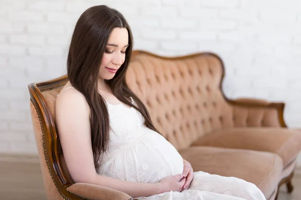 Portrait Young Beautiful Pregnant Woman Sitting Vintage Sofa Home — Stock Photo, Image