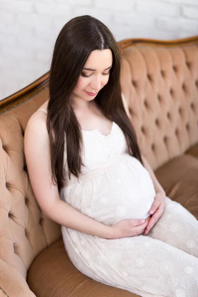 Młoda Piękna Kobieta Ciąży Siedzi Zabytkowej Kanapie Domu — Zdjęcie stockowe