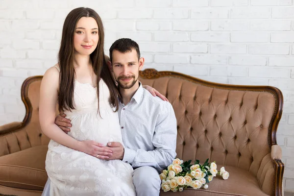 Liebe Und Familienkonzept Junges Schönes Schwangeres Paar Sitzt Hause Auf — Stockfoto