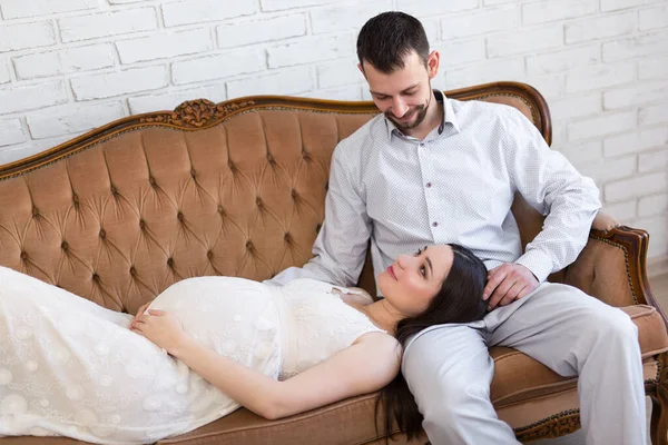 Liebe Und Familienkonzept Junges Schönes Schwangeres Paar Auf Vintage Sofa — Stockfoto