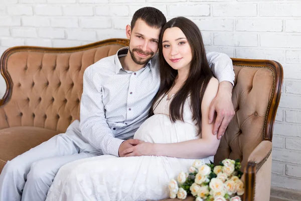Familien Und Elternschaftskonzept Junges Schönes Schwangeres Paar Sitzt Hause Auf — Stockfoto