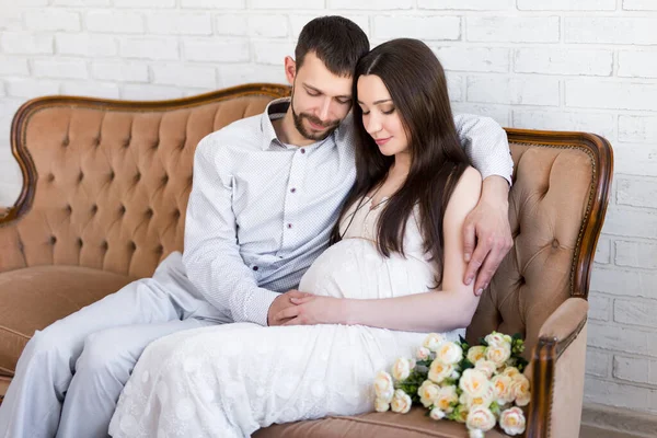 Glück Und Elternschaft Konzept Junge Schöne Schwangere Paar Sitzt Auf — Stockfoto