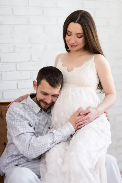 Gelukkig Jongeman Luisteren Naar Buik Van Zijn Zwangere Vrouw Thuis — Stockfoto