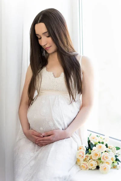 Graviditet Och Moderskap Koncept Porträtt Lycklig Gravid Kvinna Vid Fönstret — Stockfoto