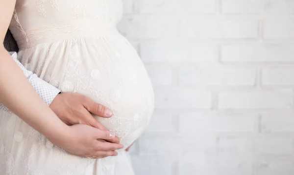 Close Pregnant Belly Parents Hands Space White Brick Wall — Stock Photo, Image