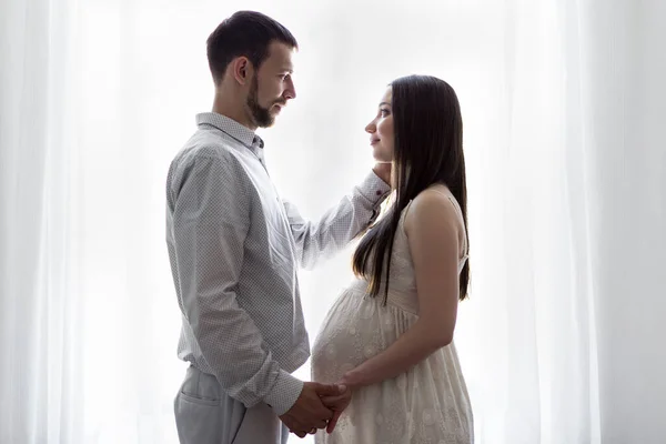 Concepto Familia Embarazo Paternidad Retrato Feliz Pareja Embarazada Frente Ventana — Foto de Stock