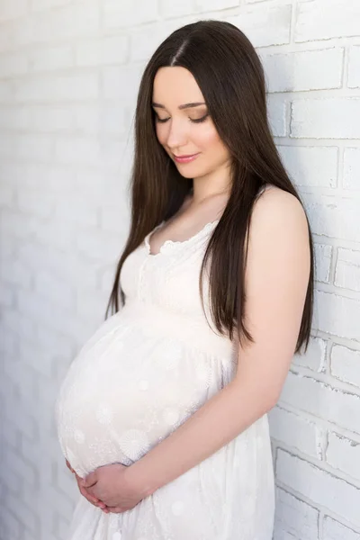 Familj Graviditet Och Föräldraskap Koncept Porträtt Lycklig Gravid Kvinna Poserar — Stockfoto