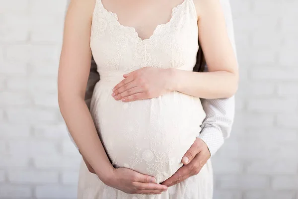 Couple Enceinte Attend Bébé Avec Des Mains Coeur Sur Ventre — Photo