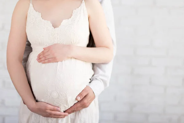 Embarazada Pareja Esperando Bebé Con Corazón Manos Vientre Espacio Sobre — Foto de Stock