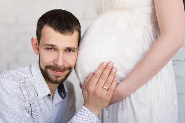 Närbild Glad Ung Man Lyssnar Magen Sin Gravida Fru — Stockfoto