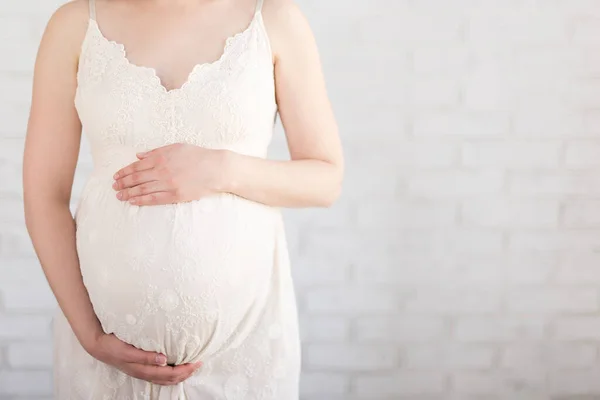 Hamilelik Konsepti Hamile Karnı Boşluğu Beyaz Tuğla Duvar Arkaplanının Üzerine — Stok fotoğraf
