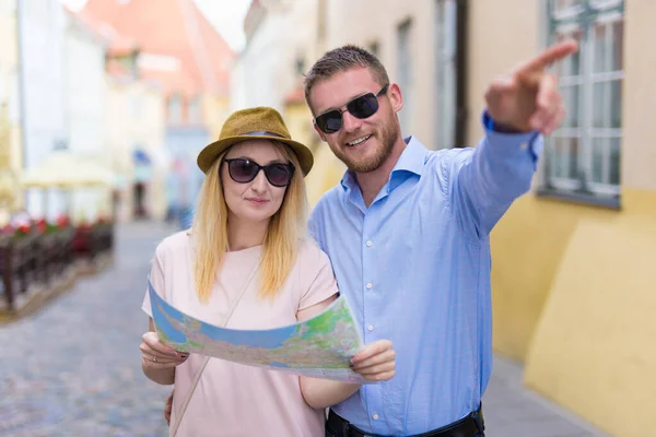 Pareja Turistas Caminando Ciudad Con Mapa Papel — Foto de Stock