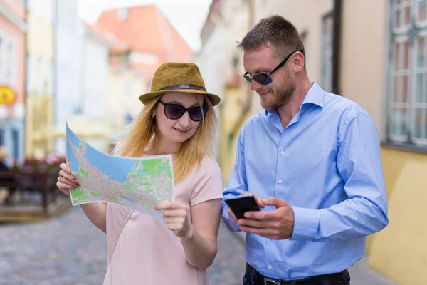 Χαρούμενος Τουρίστες Στο Ταξίδι Στην Πόλη Χρησιμοποιώντας Smartphone Και Χάρτη — Φωτογραφία Αρχείου