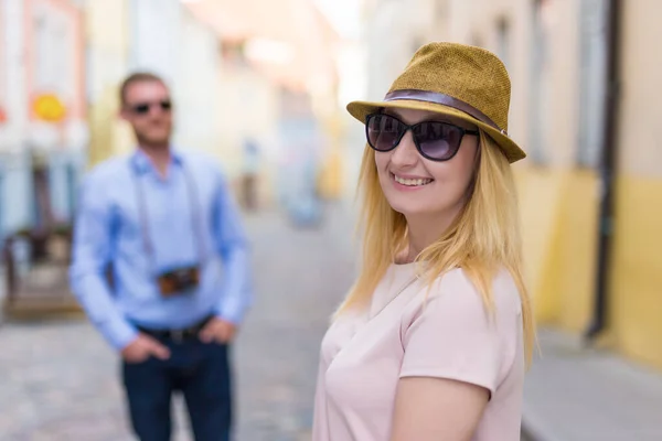 Reizen Toerisme Concept Paar Gelukkige Toeristen Verkennen Nieuwe Stad — Stockfoto