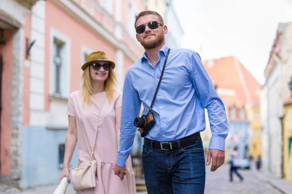 Concetto Turismo Urbano Viaggio Coppia Turisti Che Camminano Esplorano Nuove — Foto Stock