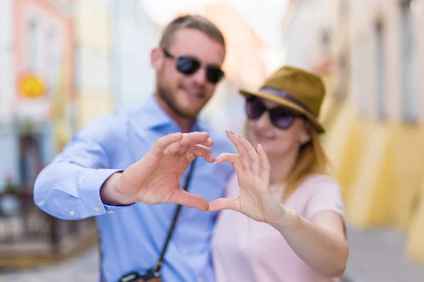 Junges Touristenpaar Hält Herzförmige Hände — Stockfoto