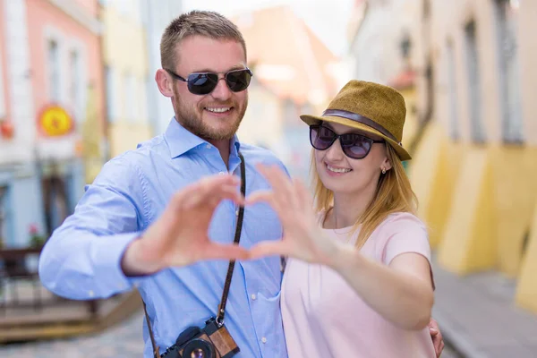 Conceito Viagem Amor Jovem Casal Sorridente Mãos Dadas Forma Coração — Fotografia de Stock