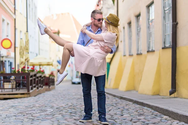 Liefde Concept Jonge Man Houdt Zijn Vriendin Vrouw Handen — Stockfoto