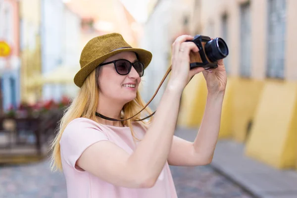 旅行と写真のコンセプト 若い女性がレトロカメラで写真を撮る — ストック写真