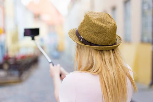 Conceito Viagem Fotografia Jovem Turista Tirar Foto Selfie Com Telefone — Fotografia de Stock