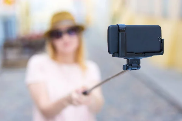 Conceito Viagem Fotografia Jovem Turista Tirar Foto Selfie Com Telefone — Fotografia de Stock