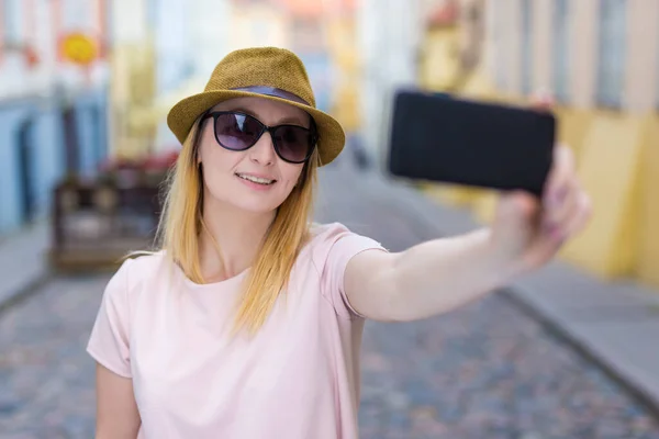 Νεαρή Γυναίκα Τουρίστρια Λήψη Selfie Φωτογραφία Σύγχρονο Έξυπνο Τηλέφωνο — Φωτογραφία Αρχείου