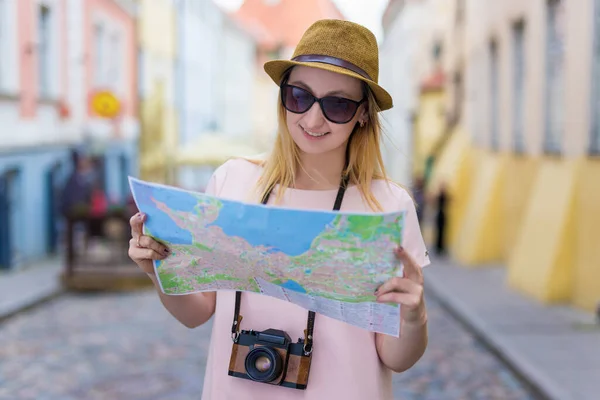 Portrait Jeune Femme Touriste Avec Caméra Carte Ville — Photo