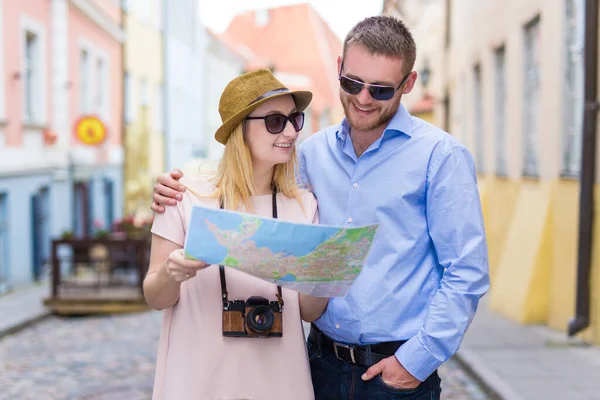 Jovem Casal Turistas Sorridentes Andando Com Mapa Cidade — Fotografia de Stock