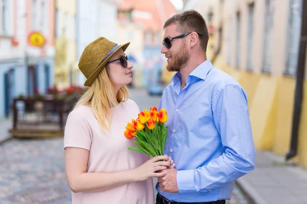 Genç Adam Kız Arkadaşına Karısına Çiçek Veriyor — Stok fotoğraf