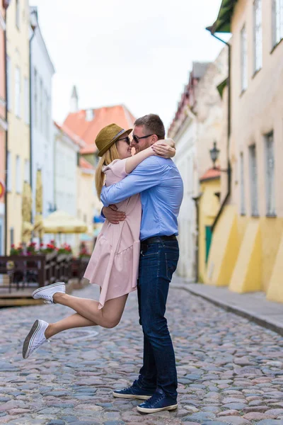 Amor Citas Relación Concepto Felicidad Pareja Joven Caminando Por Ciudad — Foto de Stock