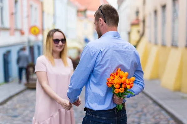 Amor Concepto Relación Hombre Joven Dando Flores Novia Ciudad — Foto de Stock