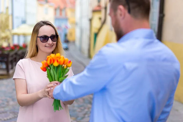 Szerelem Társkereső Kapcsolat Koncepció Fiatal Férfi Virágot Barátnőjének Vagy Feleségének — Stock Fotó
