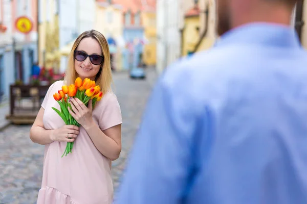 Amor Citas Concepto Relación Hombre Joven Dando Flores Novia Esposa — Foto de Stock