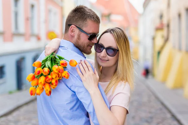 Amore Incontri Concetto Relazione Giovane Coppia Innamorata Abbracciare Città — Foto Stock