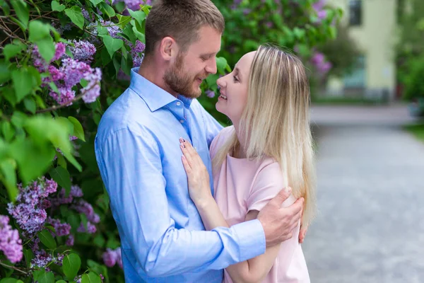 ライラックの花を愛する若い夫婦の肖像画 — ストック写真