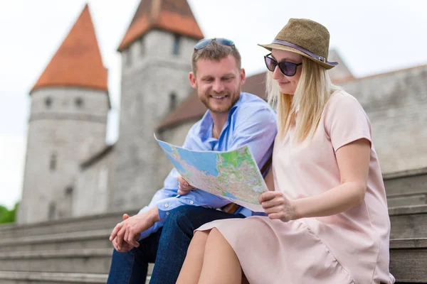 Travel Concept Happy Tourists Exploring City Paper Map — Stock Photo, Image