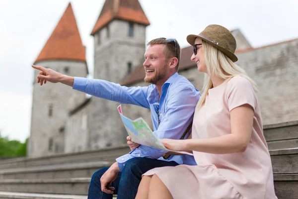 Reisconcept Twee Gelukkige Toeristen Zitten Met Stadsplattegrond — Stockfoto