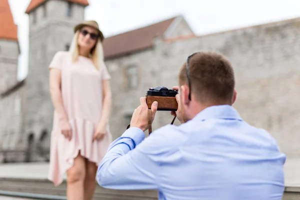 Travel Concept Happy Tourist Taking Photo His Wife Girlfriend — Stok Foto