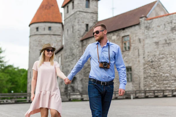 Utazás Koncepció Két Turista Szerelmes Séta Óváros Tallinn Észtország — Stock Fotó