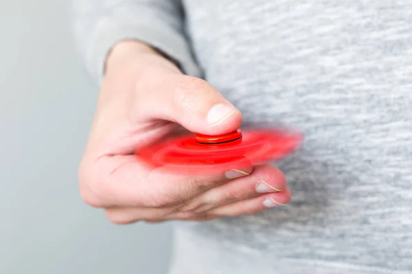 Junge Oder Mann Spielt Mit Rotem Fidget Spinner — Stockfoto