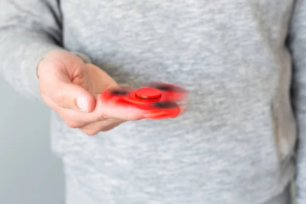 Menino Homem Girando Fidget Spinner Suas Mãos — Fotografia de Stock