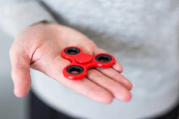 Männliche Hand Hält Rotes Fidget Spinner Spielzeug — Stockfoto