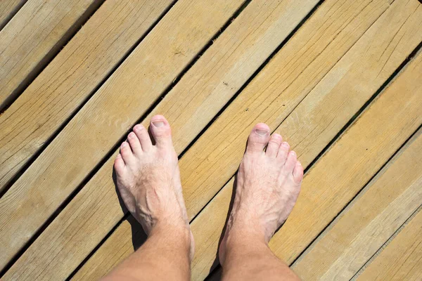 Männerbeine Von Oben Über Hölzerne Strandstraße — Stockfoto